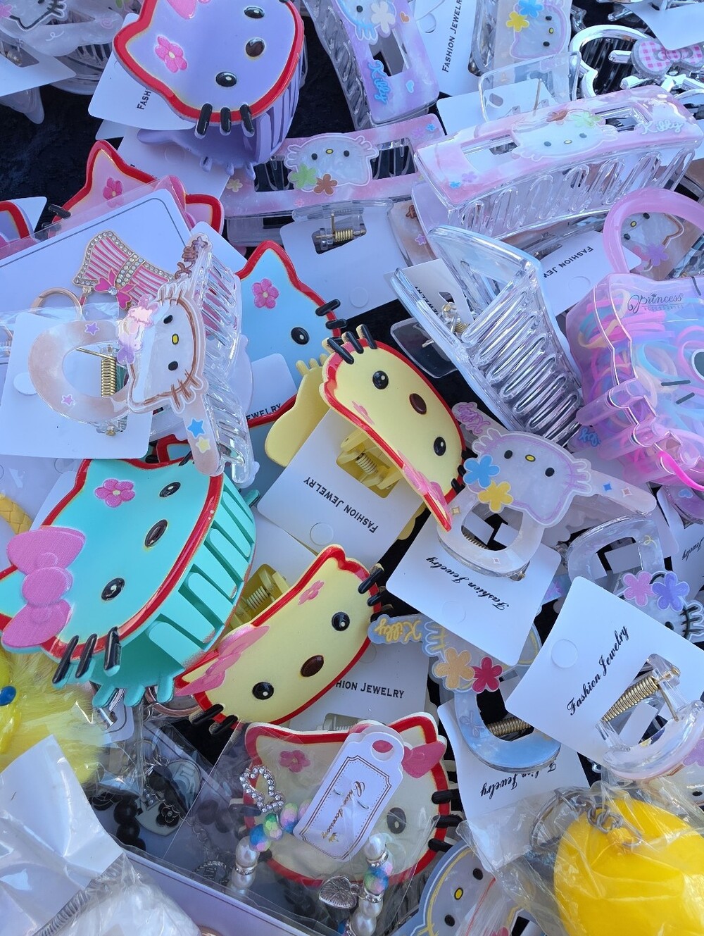 HELLO KITTY BUNDLE OF 3 MIX HAIR CLIPS. RANDOM PICK..